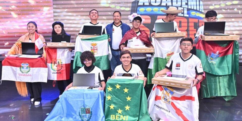 Arce impulsa iniciativas que fomentan la excelencia académica entre los estudiantes de secundaria