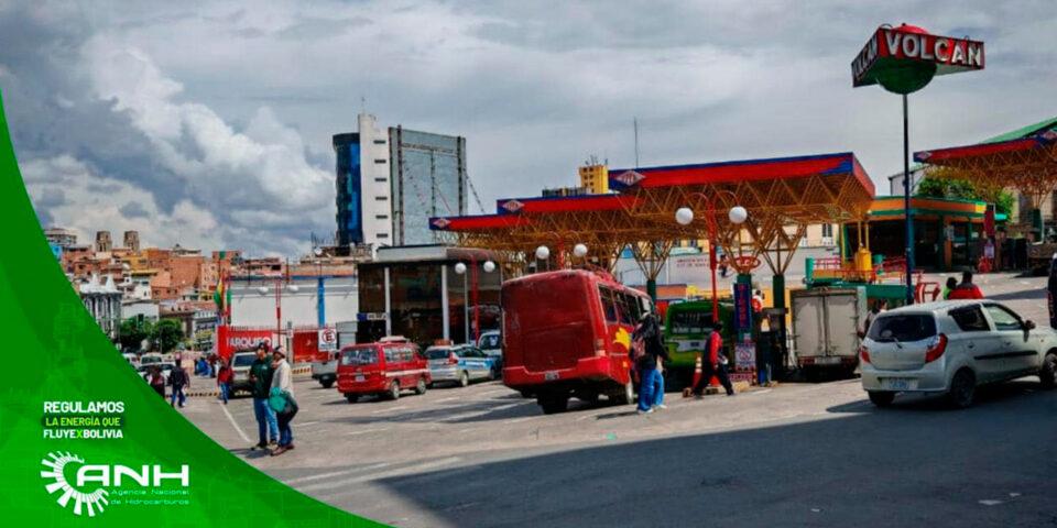 Los despachos adicionales de combustible permitieron anular las filas de vehículos por gasolina y redujeron considerablemente las formadas por diésel, aseguró el director de la Agencia Nacional de Hidrocarburos (ANH), Germán Jiménez. “No hay ningún problema en lo que es el abastecimiento de gasolina. Como hemos informado, en el tema del diésel hemos reducido bastante las filas en comparación a anteriores semanas”, aseguró a radio Panamericana. Producto del bloqueo de caminos de seguidores de Evo Morales, entre octubre y noviembre, hubo un desfase en la distribución de los combustibles, lo que provocó escasez de carburantes y largas filas de camiones en surtidores de diferentes regiones de Bolivia. Para revertir esta situación y atender la demanda de la población, se incrementó los despachos de 7 a 9 millones de litros diarios, tanto de gasolina como de diésel. Tras un operativo en estaciones de servicio, Jiménez insistió que “no se tiene ningún problema en el tema de filas” por carga de gasolina. En el caso de la estación de servicio de Obrajes, en el ingreso a la zona sur, sí se formó una fila de vehículos, pero eran del municipio que cargan con vales, sin embargo, luego de una media hora todos recibieron el suministro. En cuanto al GLP, ratificó que la provisión está garantizada con más de 130.000 garrafas que comercializan cada día, por encima de las 125.000 que se vendían por día en 2023. Además, aseguró que hay excedentes en la producción, “lo cual garantiza y tiene que dar la tranquilidad al pueblo boliviano”.