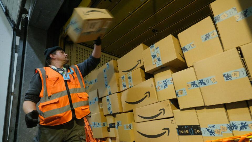 Empleados de Amazon inician huelga en EE.UU. antes de la temporada navideña por falta de negociación