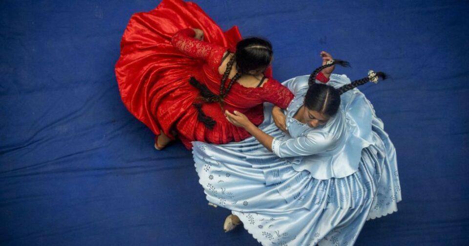 Cholitas luchadoras, arte y turismo en el centro cultural de Roberto Mamani Mamani