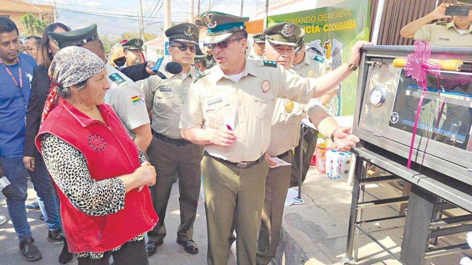 La Policía boliviana apoya a familias de escasos recursos en Cochabamba durante las actividades de fin de año