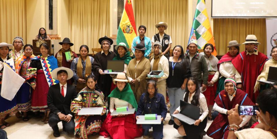Premian a los ganadores del primer concurso nacional para revalorizar el legado del adulto mayor