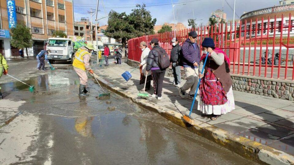 Alcaldía y feriantes acuerdan el ingreso al sector remodelado de la plaza Juana Azurduy hasta el 6 de enero de 2025