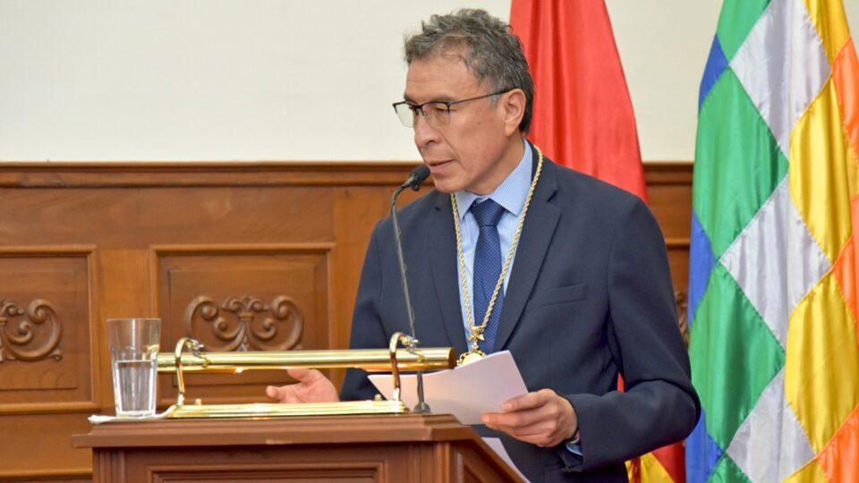 El presidente del Tribunal Supremo de Justicia (TSJ), Marco Jaimes, defendió la constitucionalidad de la prórroga de mandato de las autoridades del Órgano Judicial y del Tribunal Constitucional Plurinacional (TCP) y la atribuyó la acción de la Asamblea Legislativa Plurinacional. “Cumplimos con la declaración constitucional que extendió nuestro mandato, y asumimos nuestra responsabilidad con la justicia pese a los desafíos derivados de la postergación en las elecciones judiciales, una situación que es atribuible a la falta de acción por parte de la Asamblea Legislativa”, afirmó en su informe anual de actividades. A través de la declaración constitucional 0049/2023, el TCP dio curso a la prórroga de mandato de los magistrados del Órgano Judicial y del Tribunal Constitucional Plurinacional hasta la elección de sus sucesores. El proceso de elección de las nuevas autoridades judiciales debió realizarse en 2023, pero la Asamblea Legislativa no pudo completar el trabajo de preselección de candidatos por varias impugnaciones de los aspirantes observados. En este año, el Legislativo pudo preseleccionar a 139 candidatos al Órgano Judicial y al Tribunal Constitucional Plurinacional (TCP). El Tribunal Supremo Electoral (TSE) convocó a elecciones judiciales para el 1 de diciembre, pero por el bloqueo de Evo Morales y sus seguidores, entre octubre y noviembre, lo postergó para el 15 de diciembre. Sin embargo, las elecciones serán parciales. En Beni y Pando sólo se votará para elegir a los integrantes del Consejo de la Magistratura y Tribunal Agroambiental. En Cochabamba, Tarija y Santa Cruz se votará para elegir a las autoridades de tres instancias: Consejo de la Magistratura, Tribunal Agroambiental y Tribunal Supremo de Justicia. Mientras en Chuquisaca, La Paz, Oruro y Potosí sí será completa, se elegirán a las autoridades del Consejo de la Magistratura, Tribunal Agroambiental, Tribunal Supremo de Justicia y Tribunal Constitucional Plurinacional. De acuerdo con Jaimes, la continuidad de las labores de los magistrados permitió la emisión de 50.403 resoluciones judiciales. Además, dijo, “la continuidad de labores judiciales permitió la designación de 90 vocales, 93 jueces y 10.136 servidores de apoyo jurisdiccional, garantizando que las resoluciones judiciales alcanzaran a quienes buscan justicia en nuestro país”. El informe de gestión subraya la importancia de la continuidad para mantener la estabilidad y eficiencia del sistema judicial. Según Jaimes, los resultados obtenidos durante este año refuerzan la legitimidad del Órgano Judicial, destacando que las autoridades judiciales han trabajado bajo el marco de la ley para atender la creciente demanda ciudadana.