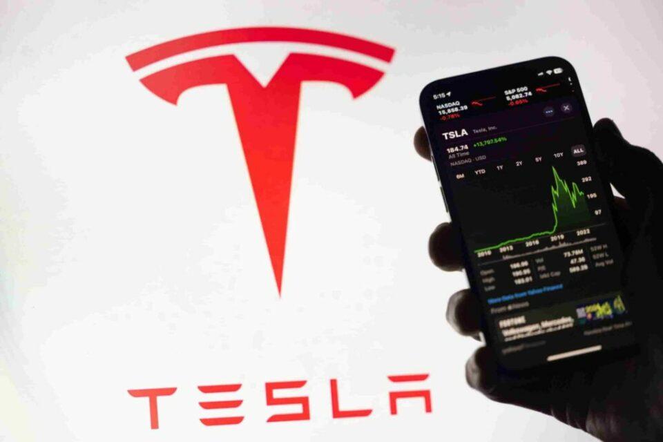 Las acciones de Tesla suben por los rumores de integración de teléfonos inteligentes