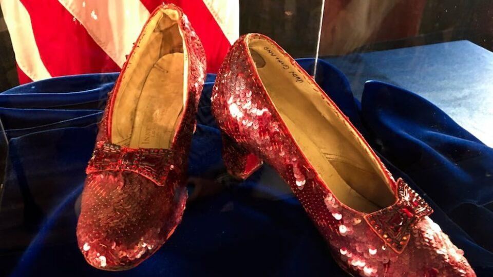 Los zapatos de rubí de Judy Garland de “El mago de Oz” alcanzaron cifra récord de 28 millones en una subasta histórica