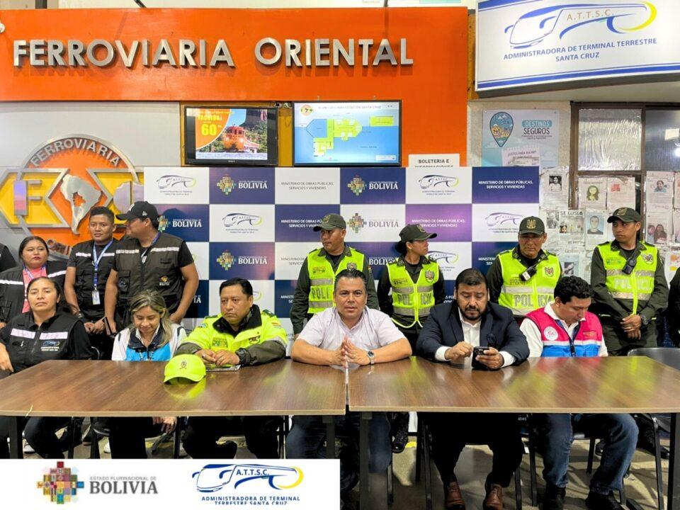 Desde la Terminal Terrestre Bimodal de Santa Cruz, una de las más concurridas en Bolivia, se activó el plan operativo conjunto “Vacaciones Seguras”, para precautelar la seguridad de los viajeros por el receso pedagógico, que se traduce en mayor movilización de personas a distintos destinos, por las fiestas de fin de año. “La mayoría de las empresas (de transporte) venden pasajes a menores de edad o a quiénes no tienen su permiso respectivo. Por esta razón, los controles son periódicos, los 365 días del año, pero ahora vamos a intensificarlos con todas las instituciones que son parte del monitorio constante, que se va a llevar a cabo a partir de hoy (viernes)”, indicó el director de la administración de la Terminal Bimodal, Miguel Delgadillo. Este tipo de operativos conjuntos son parte de un trabajo interinstitucional que aglutina a personal de la Policía Boliviana con sus diferentes unidades; la Dirección General de Migración (Digemig); la Autoridad de Regulación y Fiscalización de Telecomunicaciones y Transportes (ATT); la Defensoría de la Niñez y Adolescencia; y el apoyo estratégico de la Organización Internacional de Policía Criminal (Interpol) Bolivia. “En forma conjunta, todas las instituciones que forman parte de la Terminal Terrestre Bimodal de Santa Cruz, la Policía Boliviana, Tránsito, Migración, la ATT, la Defensoría y la Interpol, coordinarán esfuerzos, ante el inicio de estas vacaciones de fin de año. Con el fin de precautelar la vida de cada usuario y que todos puedan llegar bien a su destino”, citó el director de la terminal. Desde la Defensoría se aclaró que, para recabar los permisos de viajes para menores de edad, pueden hacerlo mediante la oficia central de la institución o en los puntos de atención al interior de la terminal. Por su parte, el Comando Departamental de la Policía informó que se incrementará el contingente policial para realizar los controles respectivos en toda la terminal terrestre, con movilización de todas las unidades como Tránsito, la Interpol y la Fuerza Especial de Lucha Contra la Violencia (FELCV). Asimismo, la ATT reportó que desplegará a todo su personal en las 14 terminales y 9 aeropuertos dentro del territorio nacional, con operativos de control estrictos a las tarifas de viajes y verificativos de los aforos o incrementos fuera de la norma.