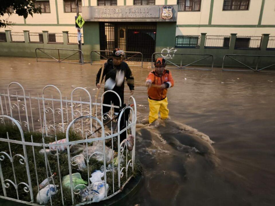 Brigadas de emergencia despejan bocas de tormenta y caminos tras lluvia en Sucre