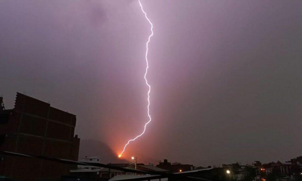 Tormenta eléctrica deja calles inundadas, postes caídos y cortes de energía en Sucre