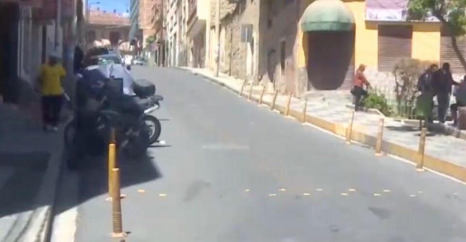 Atraco en La Paz deja a adolescente y policía heridos por apuñalamiento