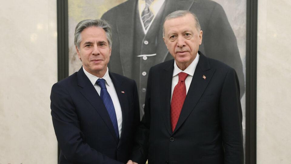 Erdogan y Blinken se reúnen para abordar la situación en Siria y la lucha contra el terrorismo