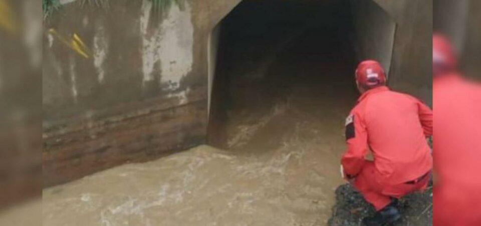 Bomberos rescatan a hombre arrastrado por el caudal del Río Seke en El Alto