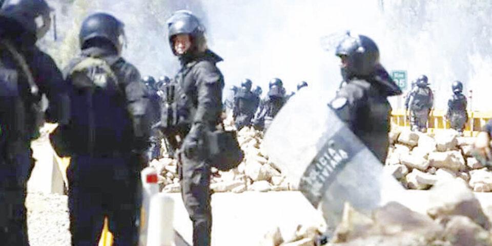 Al menos 250 policías regresan al trópico cochabambino tras 16 días de retiro