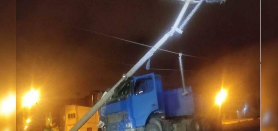Un camión impacta contra un poste y provoca corte de luz en más de 50 zonas en la ciudad de El Alto