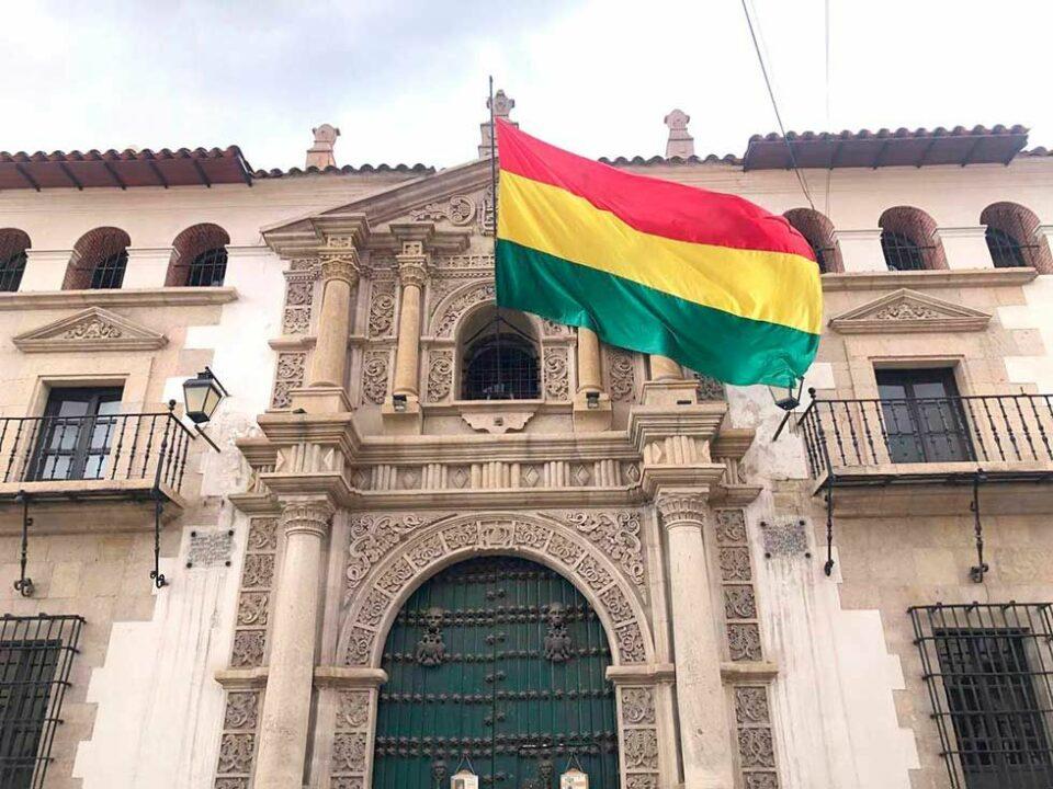 Bicentenario: El rojo, amarillo y verde resalta en varias instituciones de Potosí