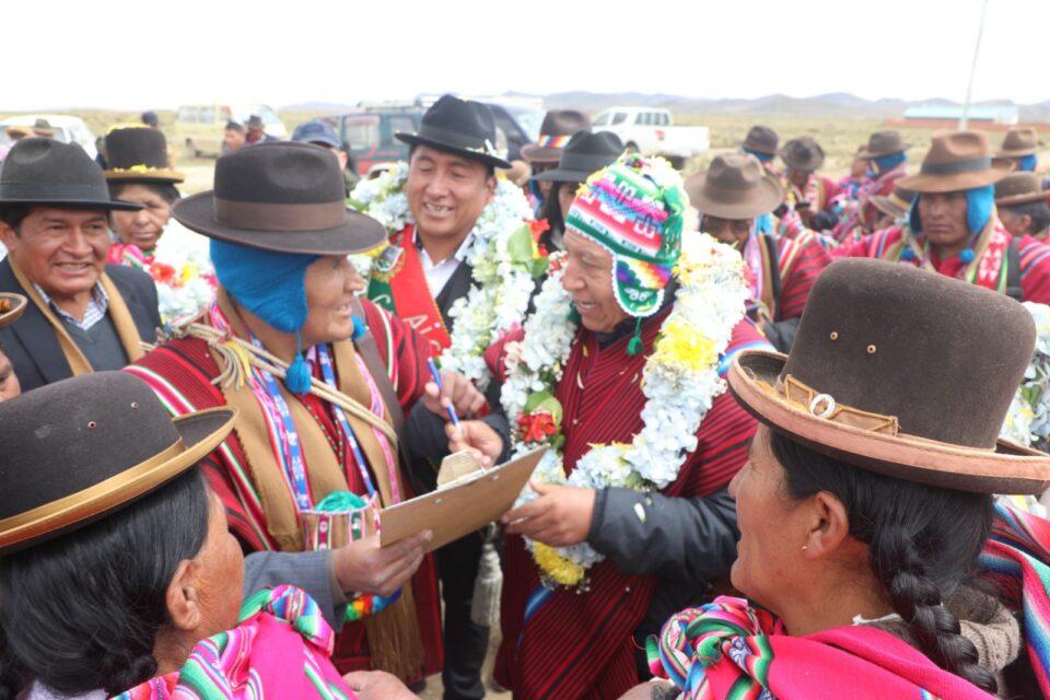 Calamarca inaugura 55 viviendas sociales, alcantarillado, enlosetado y una Radio Base