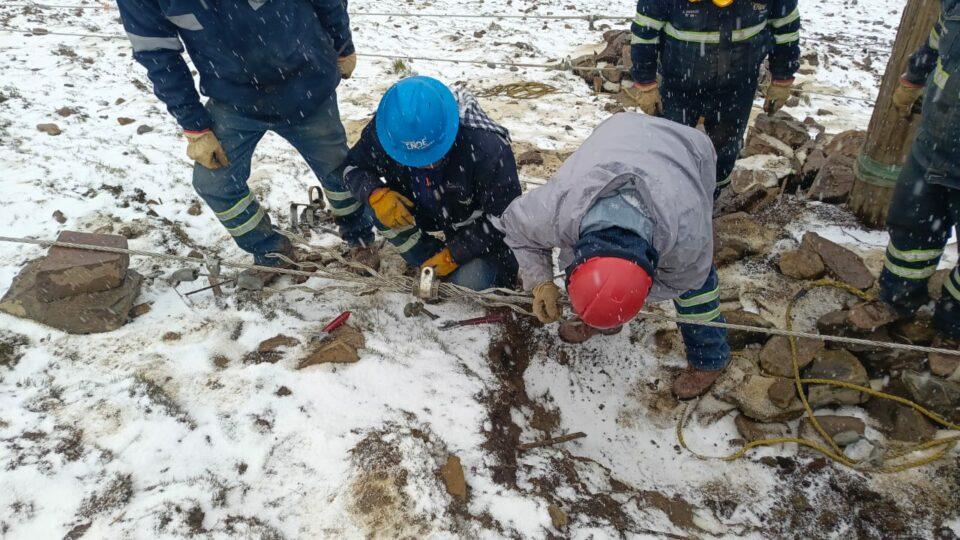 Tras intensa nevada ENDE restituye el servicio eléctrico en la localidad paceña de Viloco