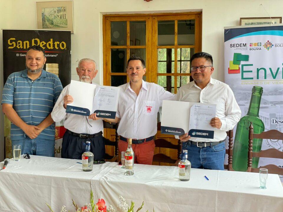 Empresas firman acuerdo para la provisión de 200.000 botellas de vidrio para el envasado del Singani “San Pedro”