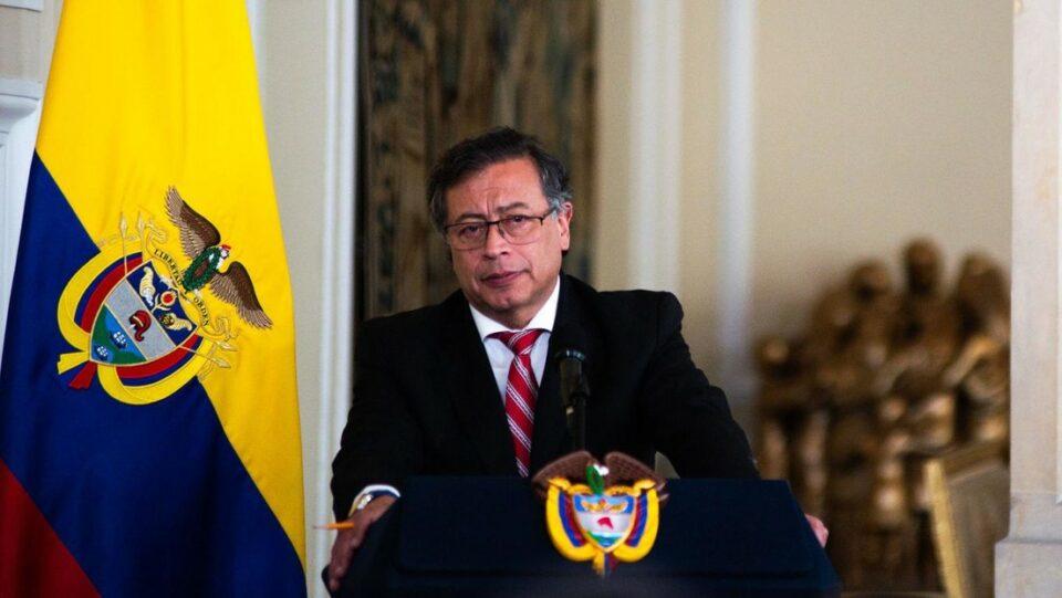 Petro cuestiona el "problema de identidad" que tienen algunas personas que residen en el extranjero