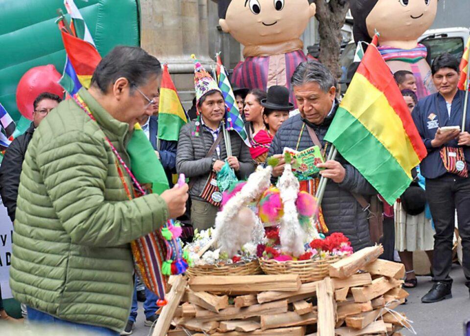Arce anuncia producción de coca machucada y su uso en anestesia
