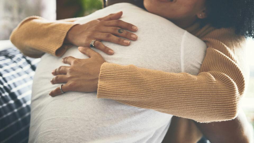 "Ven a abrazarme": el salón de abrazos que cautiva en Polonia