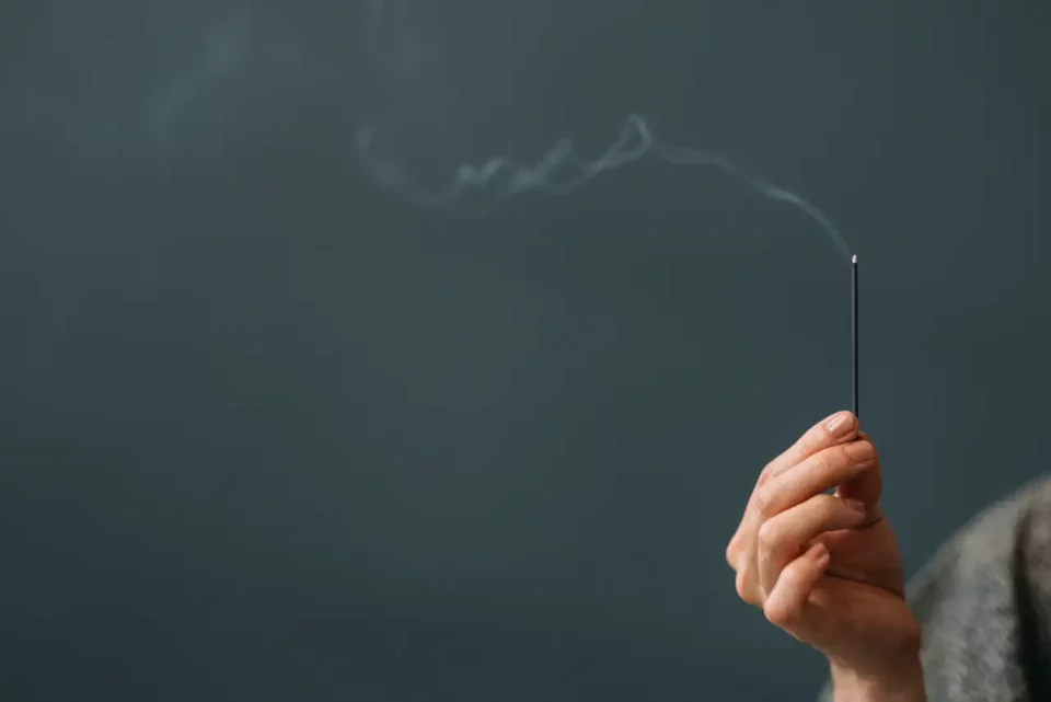Confirmado: quemar incienso puede ser tan dañino para la salud como el tabaco