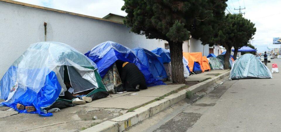 Jóvenes y familias hacen fila en la FAB-El Alto para asegurar cupo en el servicio militar 2025