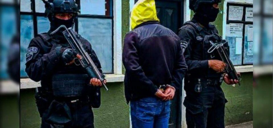 Un ladrón se hace pasar por policía para extorsionar a delincuentes en El Alto