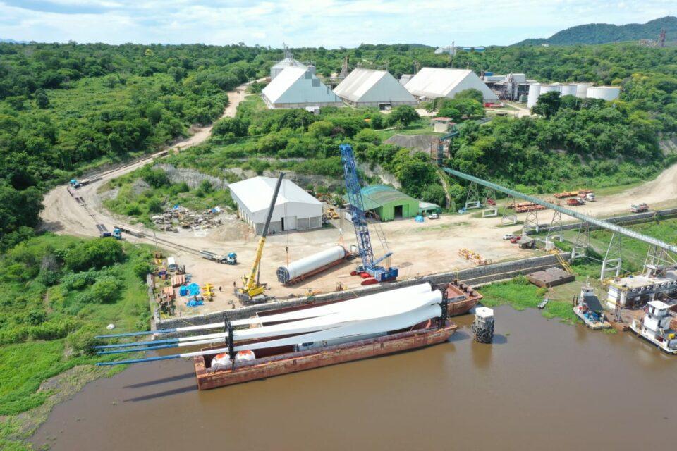 Descargan 10 torres de 7.000 toneladas destinados para el Parque Eólico Warnes II