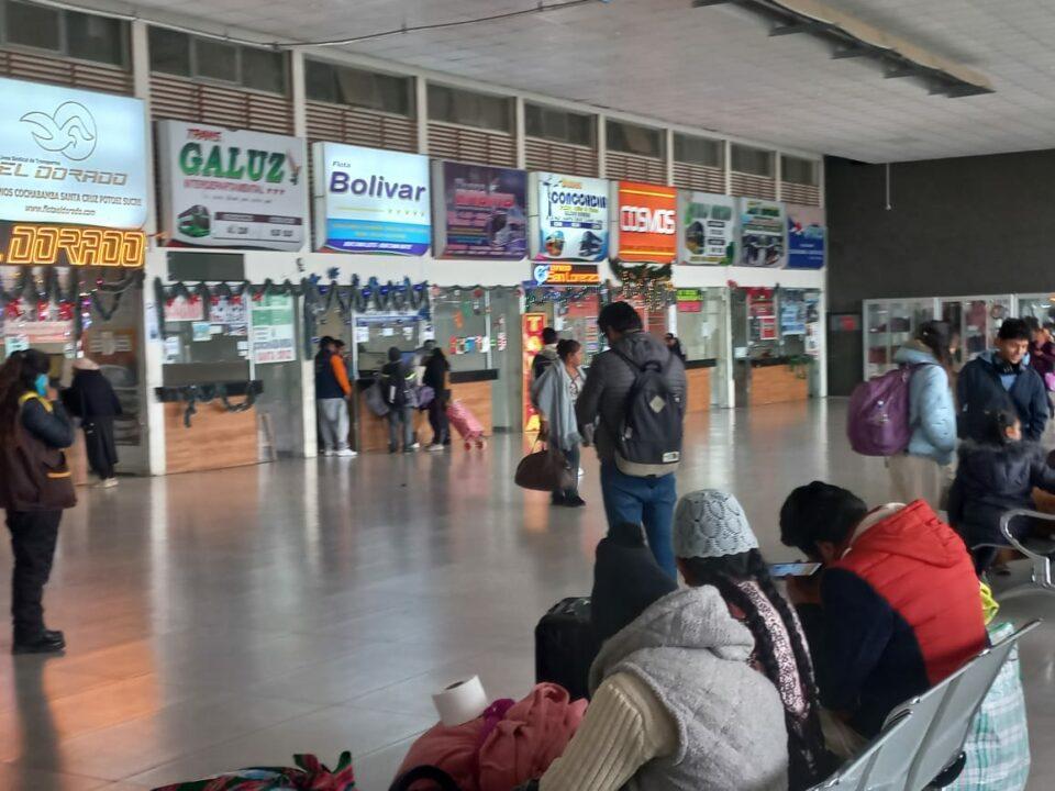 Usuarios en la Terminal de El Alto superan los 15.000 por día