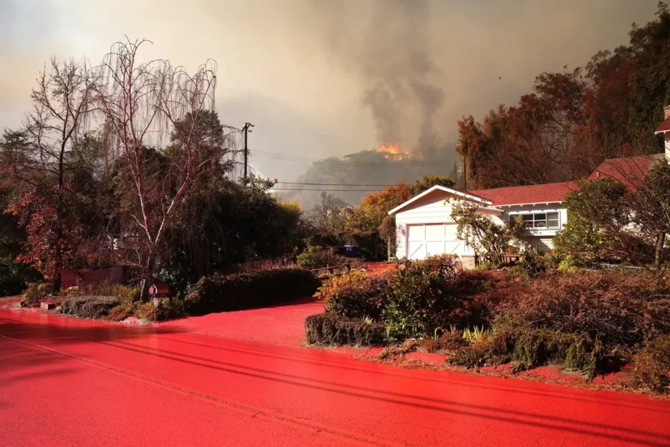 ¿Qué es la sustancia roja usada para frenar los incendios en California?