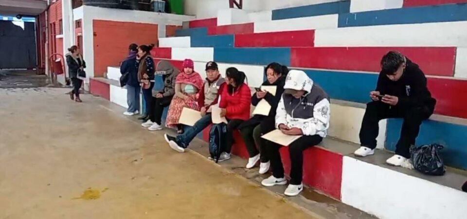 Para lograr un cupo de inscripción, padres de familia pasan la noche en los colegios