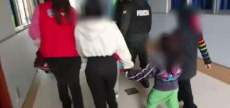 Policía rescata a cuatro niños en El Alto; sus padres se fueron a consumir bebidas alcohólicas