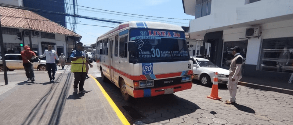 El ordenamiento del transporte urbano en el centro cruceño no se concretó y la Alcaldía habla de “concientización”