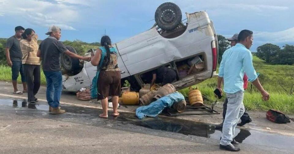 Personas heridas tras vuelco de vehículo en carretera San Ignacio - Trinidad