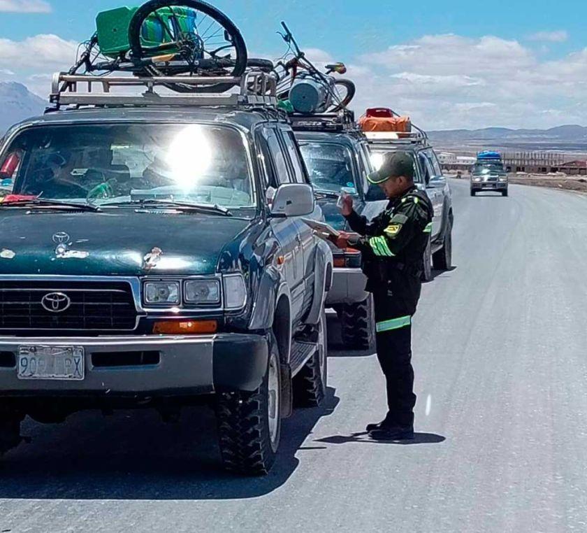 Policía desarrolla controles a vehículos de turismo en el Salar de Uyuni