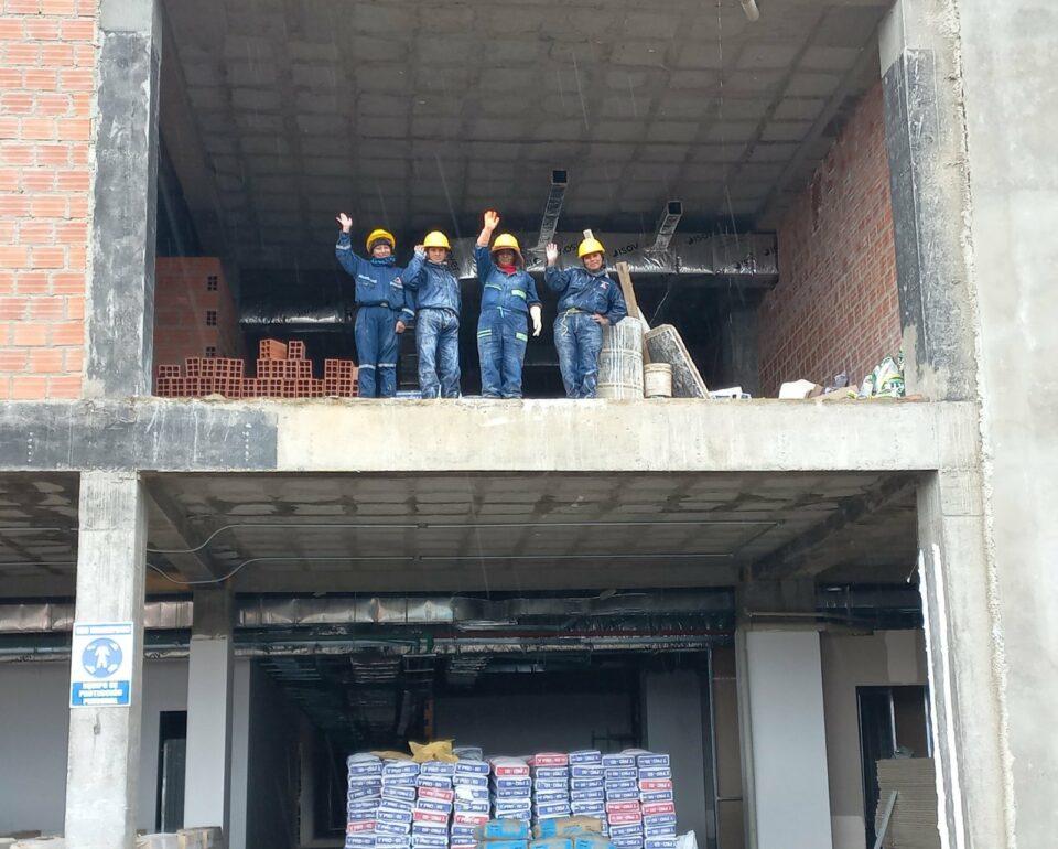 Un centenar de mujeres arman la infraestructura del Hospital Héroes de Senkata