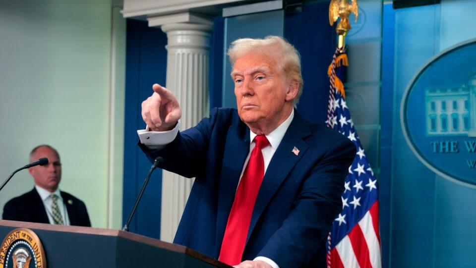 USAID cierra su sede en Washington; Trump dice que la agencia fue dirigida por "un puñado de lunáticos radicales"