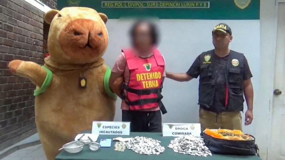 El 'capibara del amor' detiene a un narco con un alijo de drogas en Perú