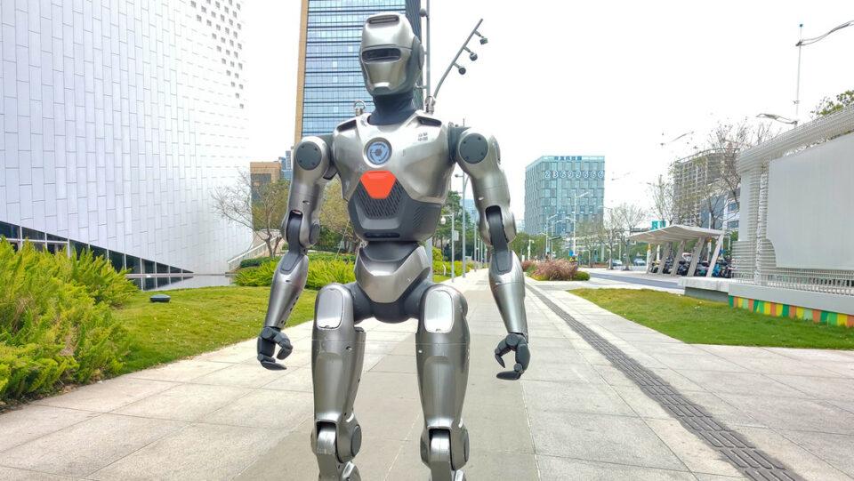 Último avance: robot chino acapara las redes por realizar una voltereta