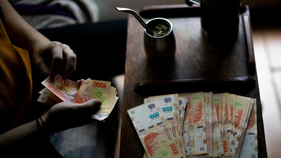 "Beber hasta el olvido": un turista invita a beber a tres mujeres y se queda sin nada