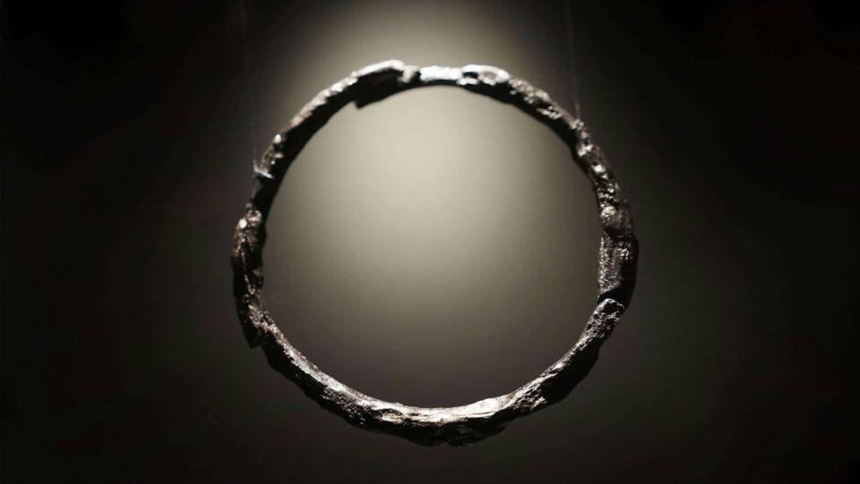 Extraen de un cementerio antiguo las piezas de "metal celestial"