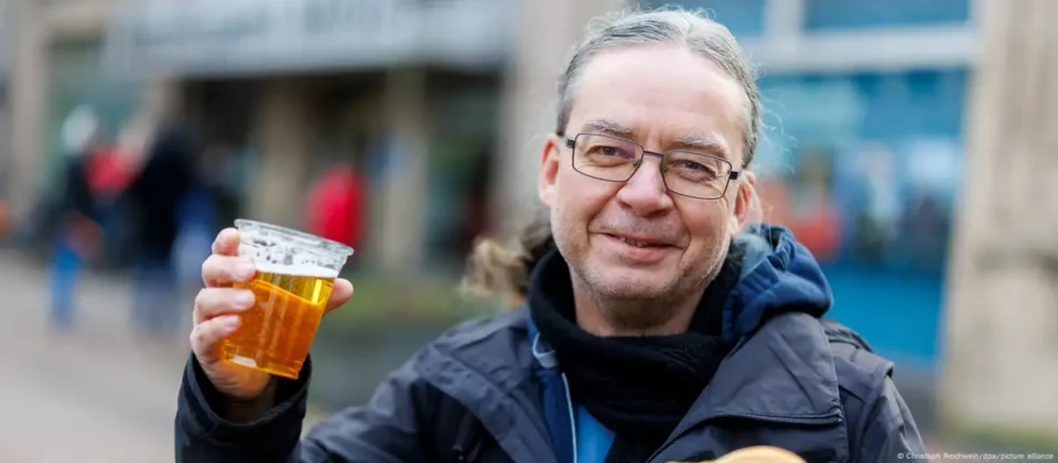 Ciudad alemana atrae a votantes anticipados con cerveza