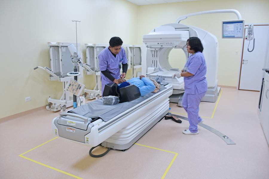 Centros de Medicina Nuclear y Radioterapia brindaron 36.710 atenciones en 2024, con más del 50% a mujeres