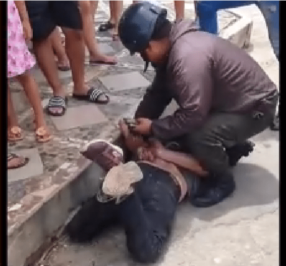 ¡A chicotazos! Así castigaron a un delincuente que intentó sustraer un vehículo