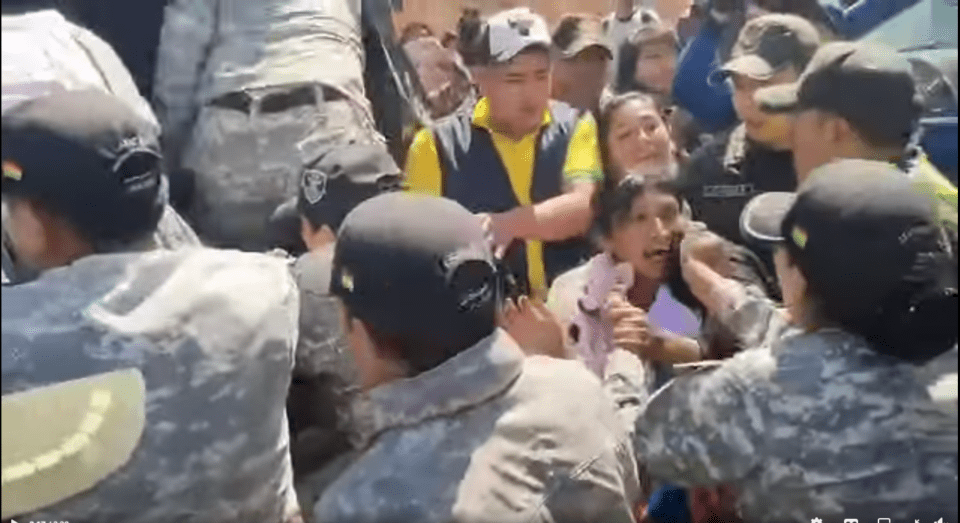 El fiscal departamental de Cochabamba, Osvaldo Tejerina, informó este martes que el Ministerio Público presentó la imputación formal contra tres mujeres que atacaron la caravana del presidente Luis Arce el lunes, en Tiquipaya.