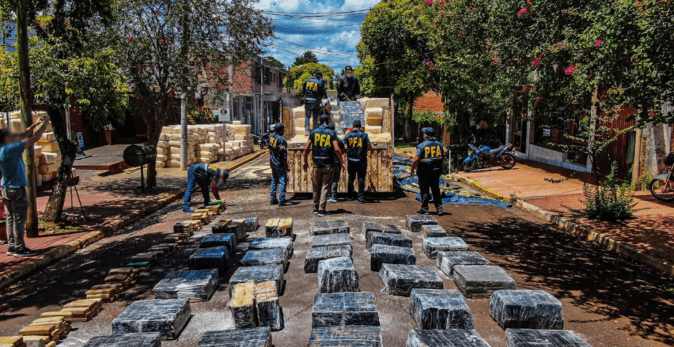 En Argentina secuestran un cargamento de seis toneladas de droga en camión conducido por boliviano