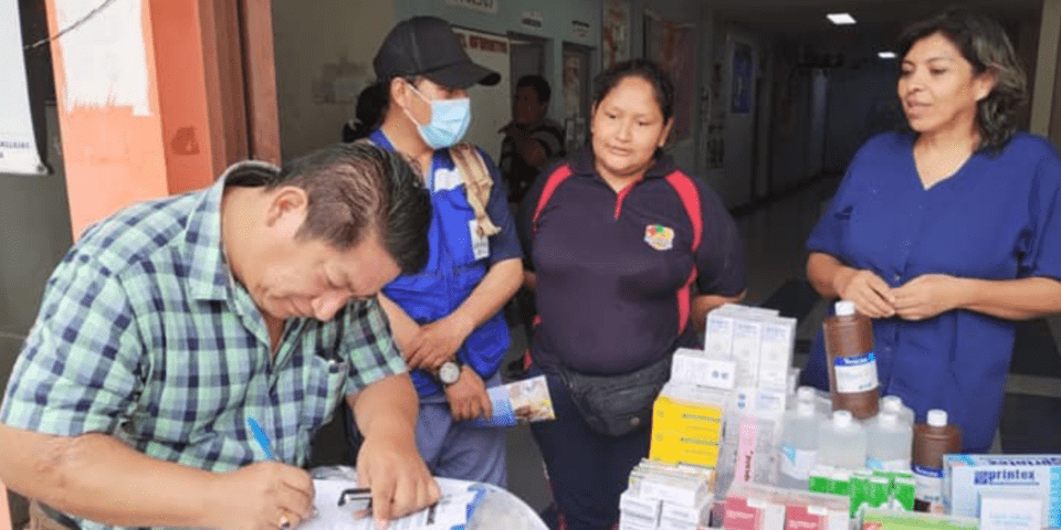 Médicos atienden y entregan medicamentos a afectados por inundaciones en Tipuani, se mide la calidad de agua que consumen