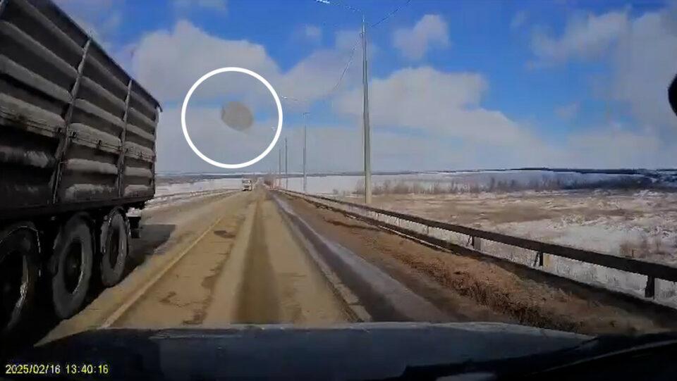 Un trozo de hielo cae de un camión y atraviesa el vidrio de un coche en Vorónezh, dejando una herida