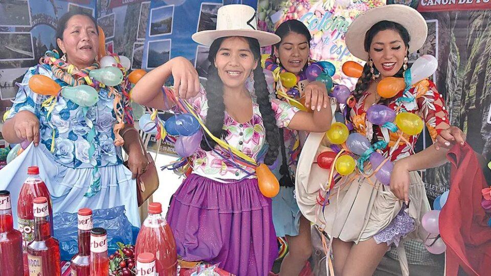 Más de 70 fraternidades abren el Carnaval en la Llajta